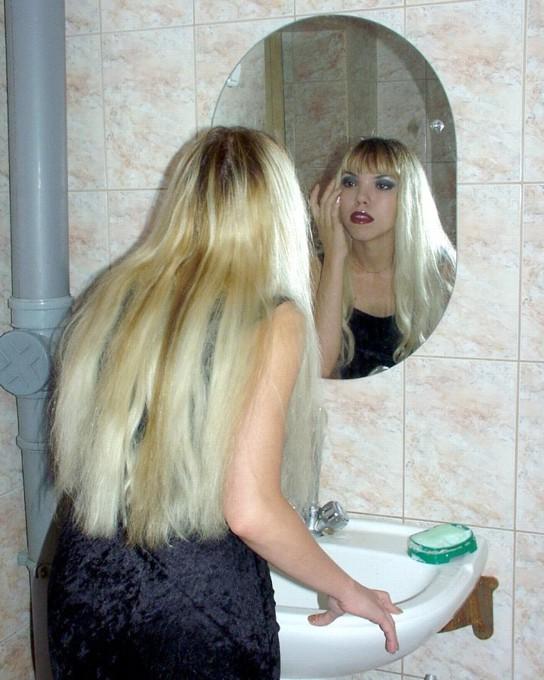 15P Blonde babe taking a piss