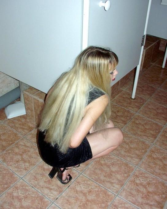 15P Blonde babe taking a piss