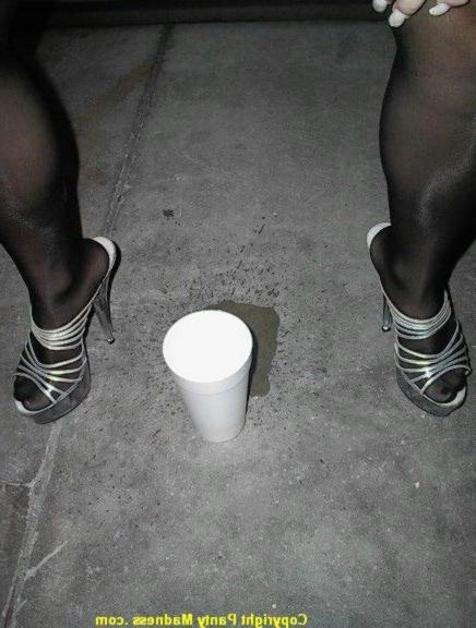 16P Blonde girlfriend pissing