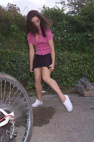 16P Outdoor teen pisser