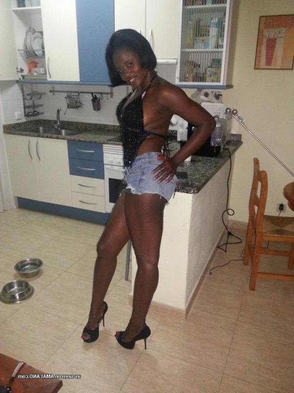 5P Amateur ebony chicks teasing lovers in kinky selfpics