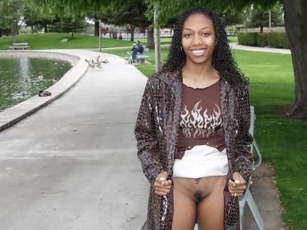 16P Sassy Black Flashing Tits n Pussy in Local Park