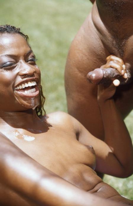 14P Ebony sista fucking in a park