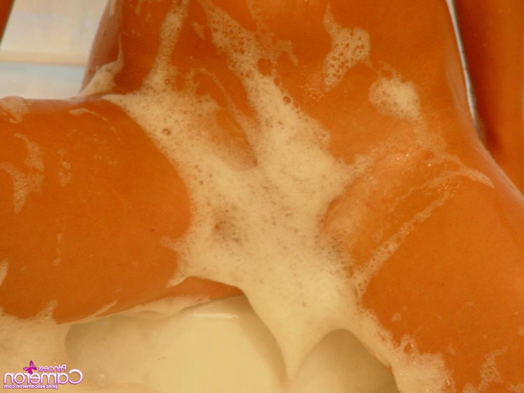 16P Girl in bathtub
