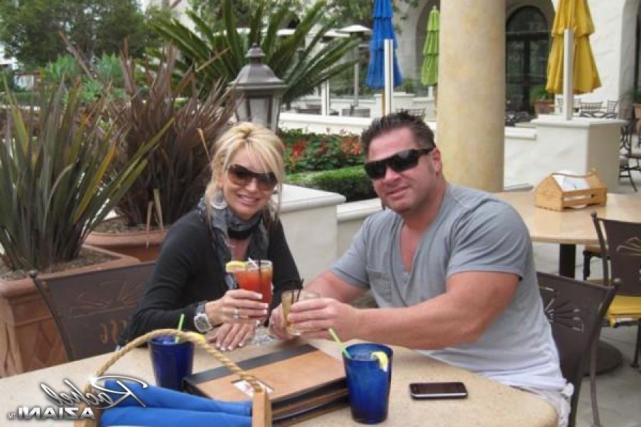 15P Spend some time behind the scenes with beautiful busty blonde, Rachel Aziani!  G