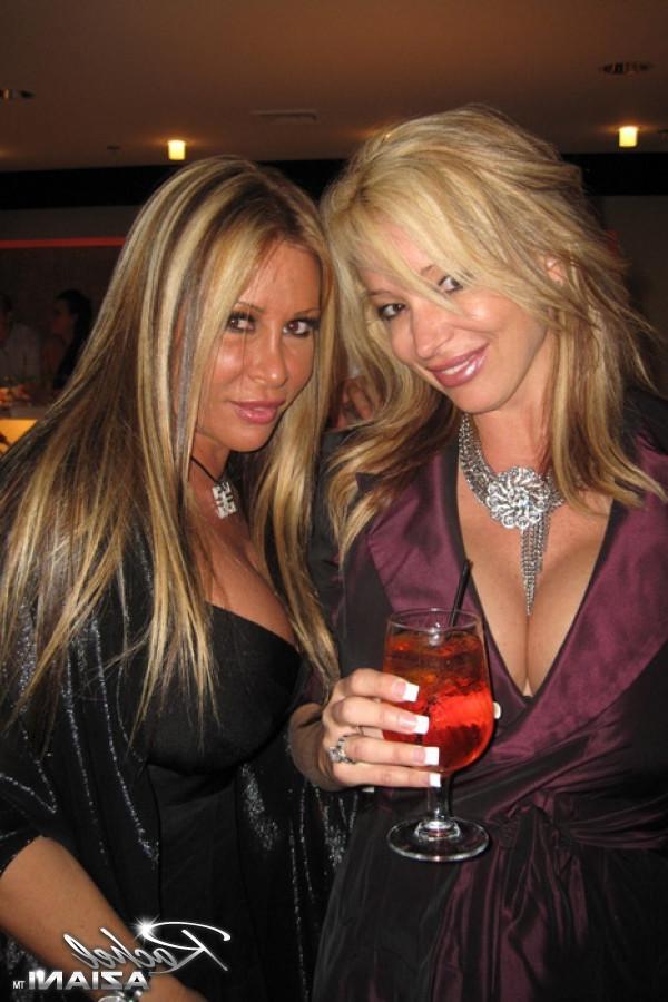 15P Spend some time behind the scenes with beautiful busty blonde, Rachel Aziani!  G