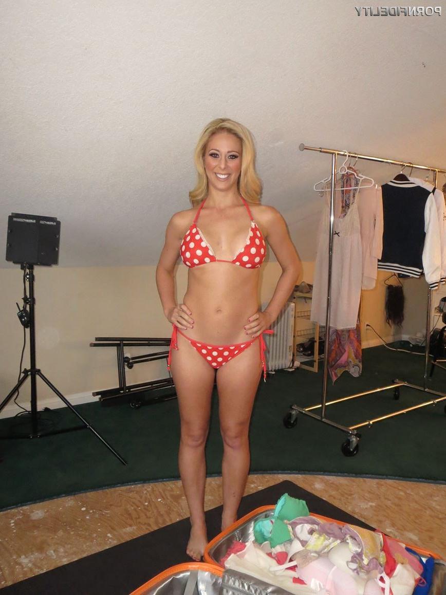 16P Sexy behind the scenes set with blonde Cherie Deville 