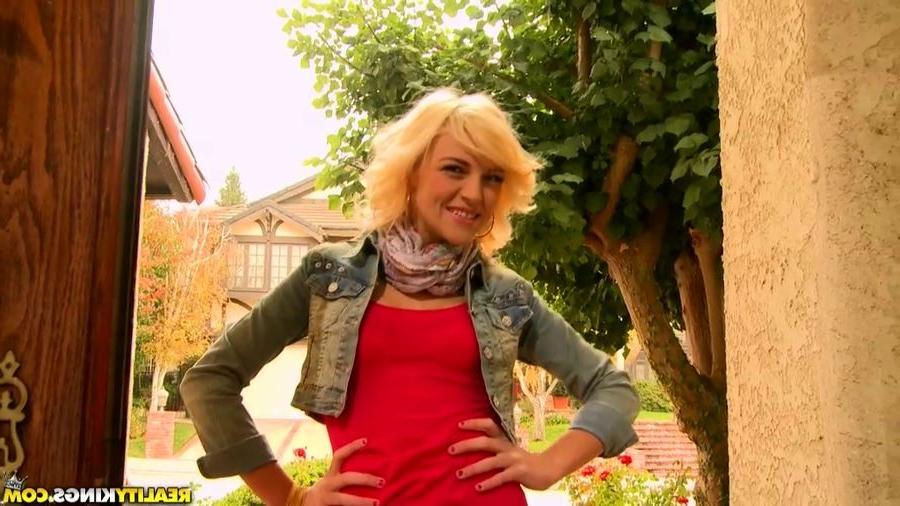 16P Blonde bombshell Lacey Leveah cums in for a cock