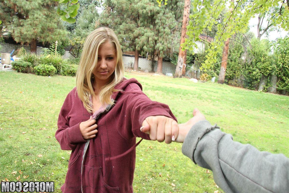 18P Mandy Armani picks up a guy at the park to have sex with