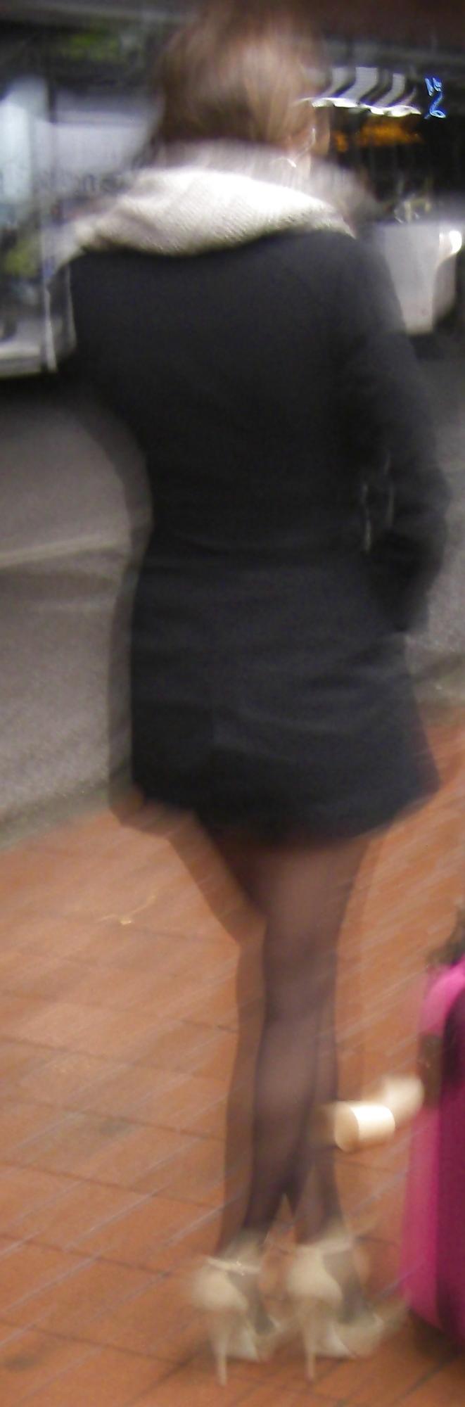 10P Hidden cam - Hot legs