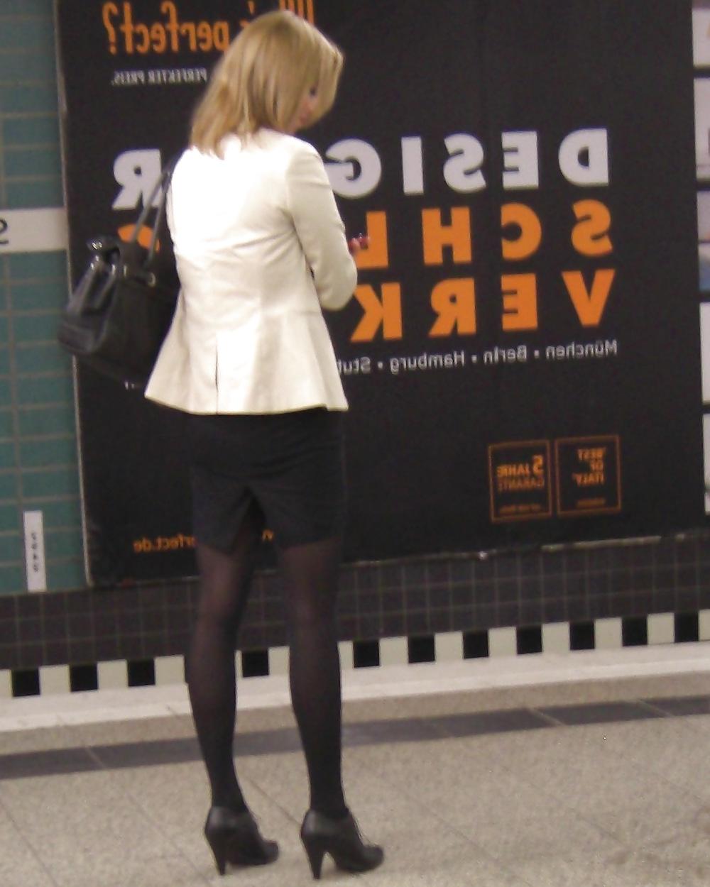10P Hidden cam - Hot legs