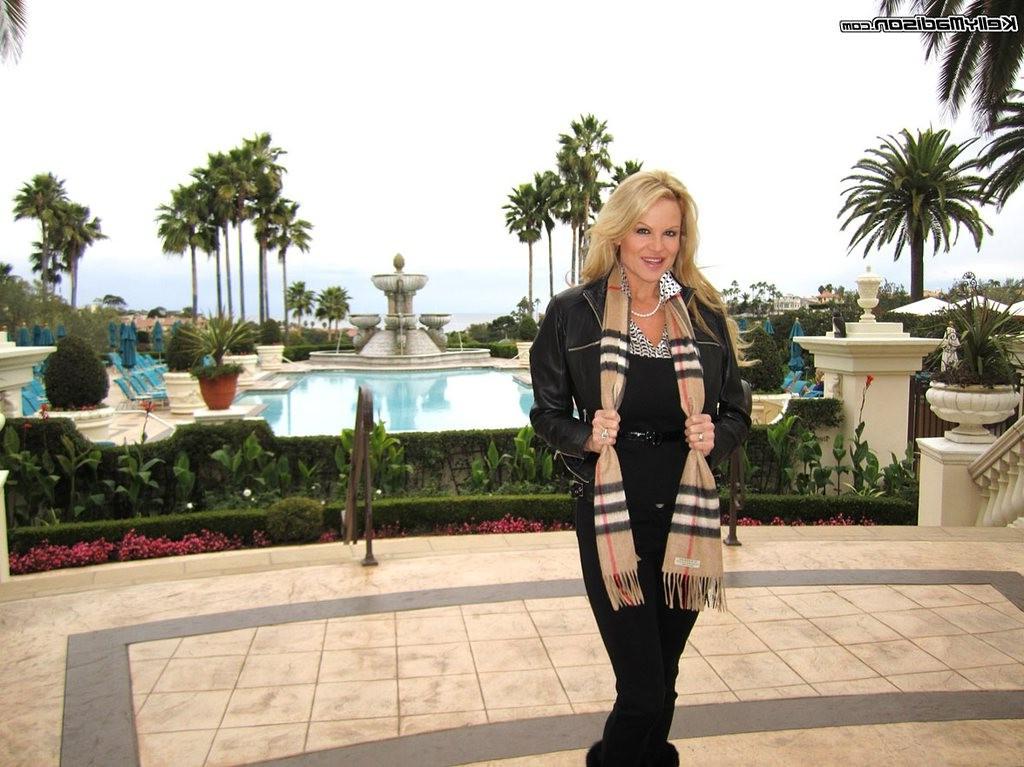 16P Bombshell Kelly Madison gets naked on her bed