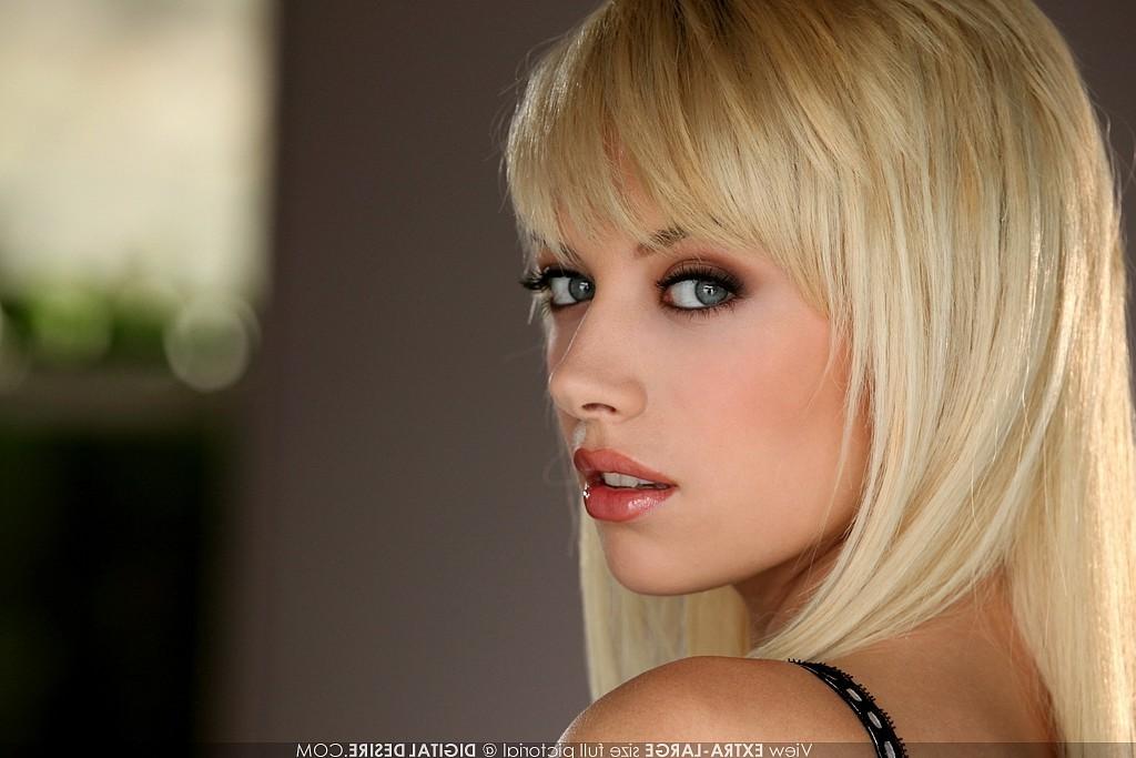 15P Blonde babe Emma Mae in panties shows off sweet pink