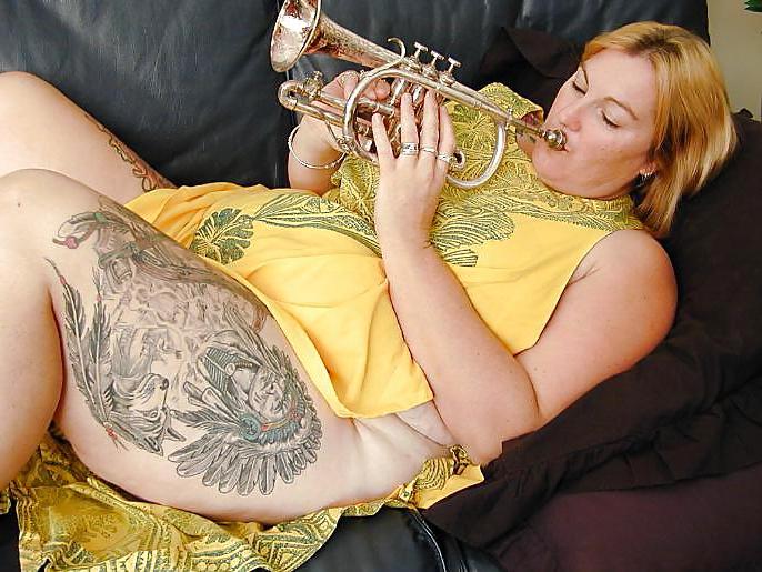 25P Tattooed blonde BBW on couch