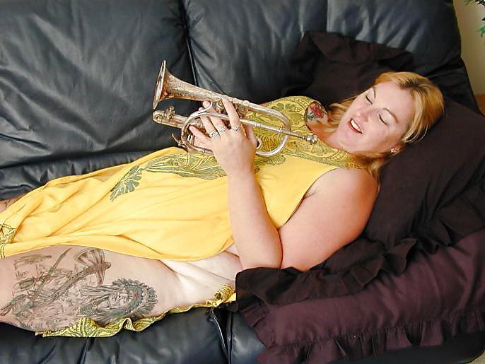25P Tattooed blonde BBW on couch