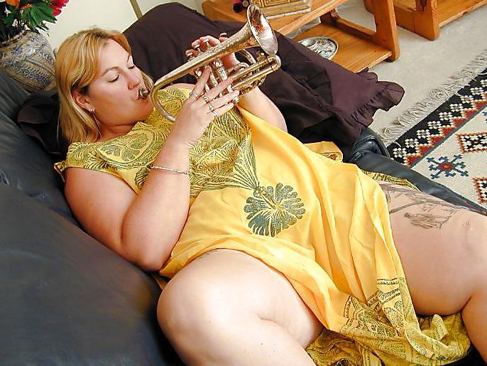 25P Tattooed blonde BBW on couch