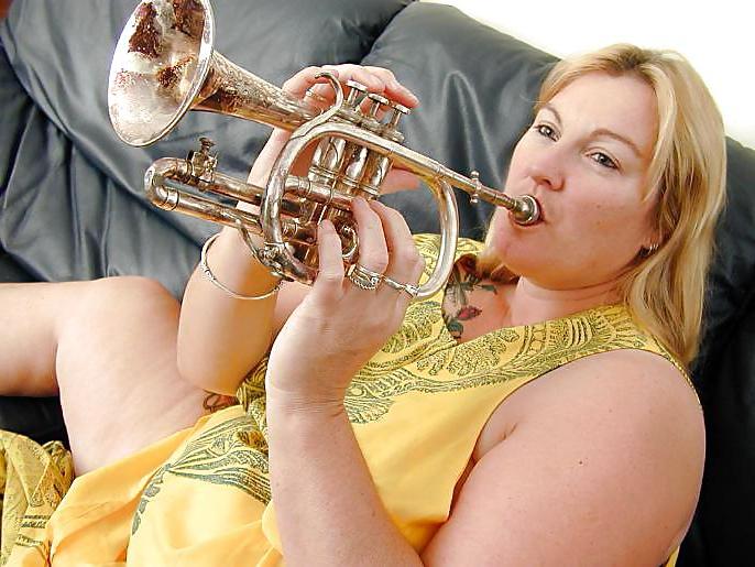 25P Tattooed blonde BBW on couch