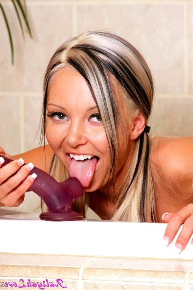 16P Dirty girl Aaliyah Love dildoing in bathtub