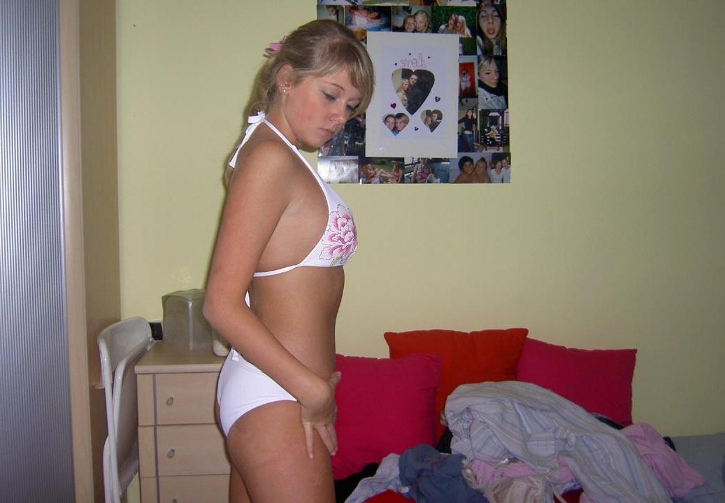 20P Blonde amateur cutie posing naked at home