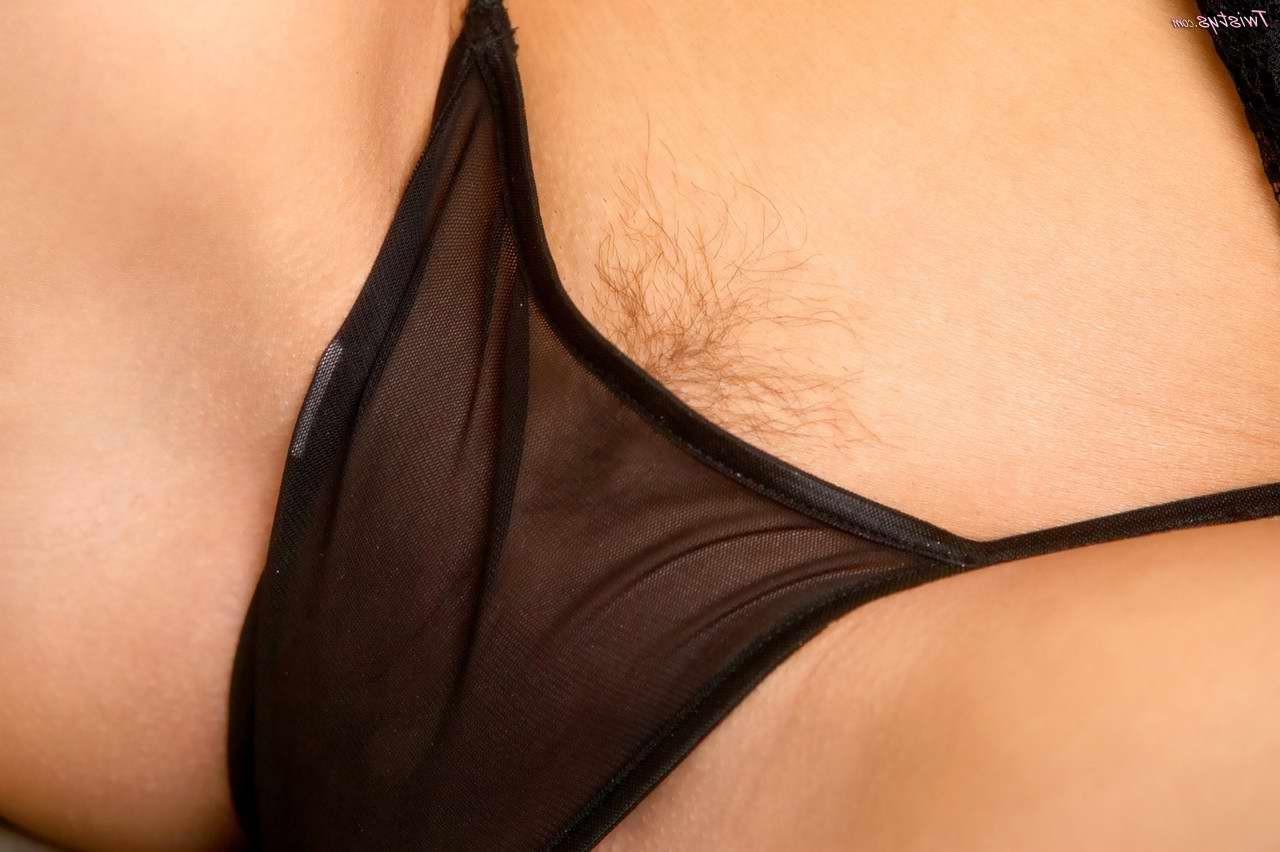 18P Lingerie beauty babe fingering pussy on the couch