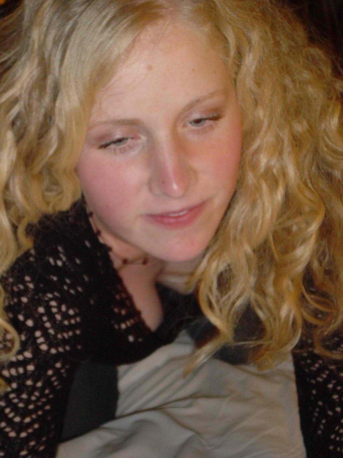 20P Blonde amateur girlfriend sucks cock at home