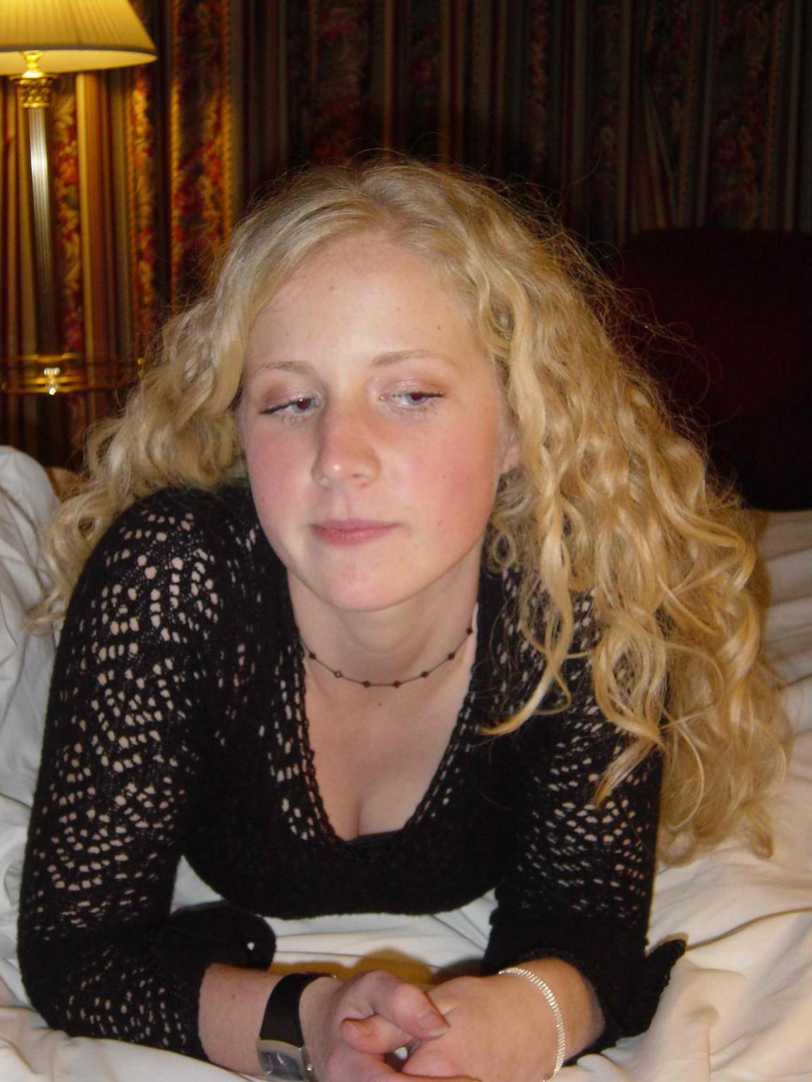 20P Blonde amateur girlfriend sucks cock at home