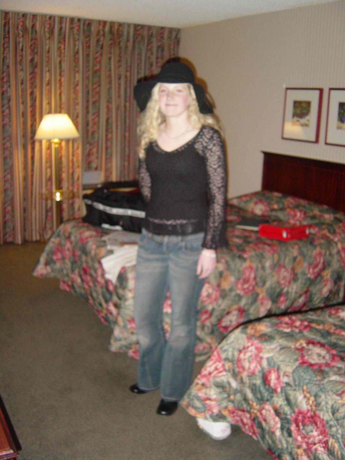 20P Blonde amateur girlfriend sucks cock at home