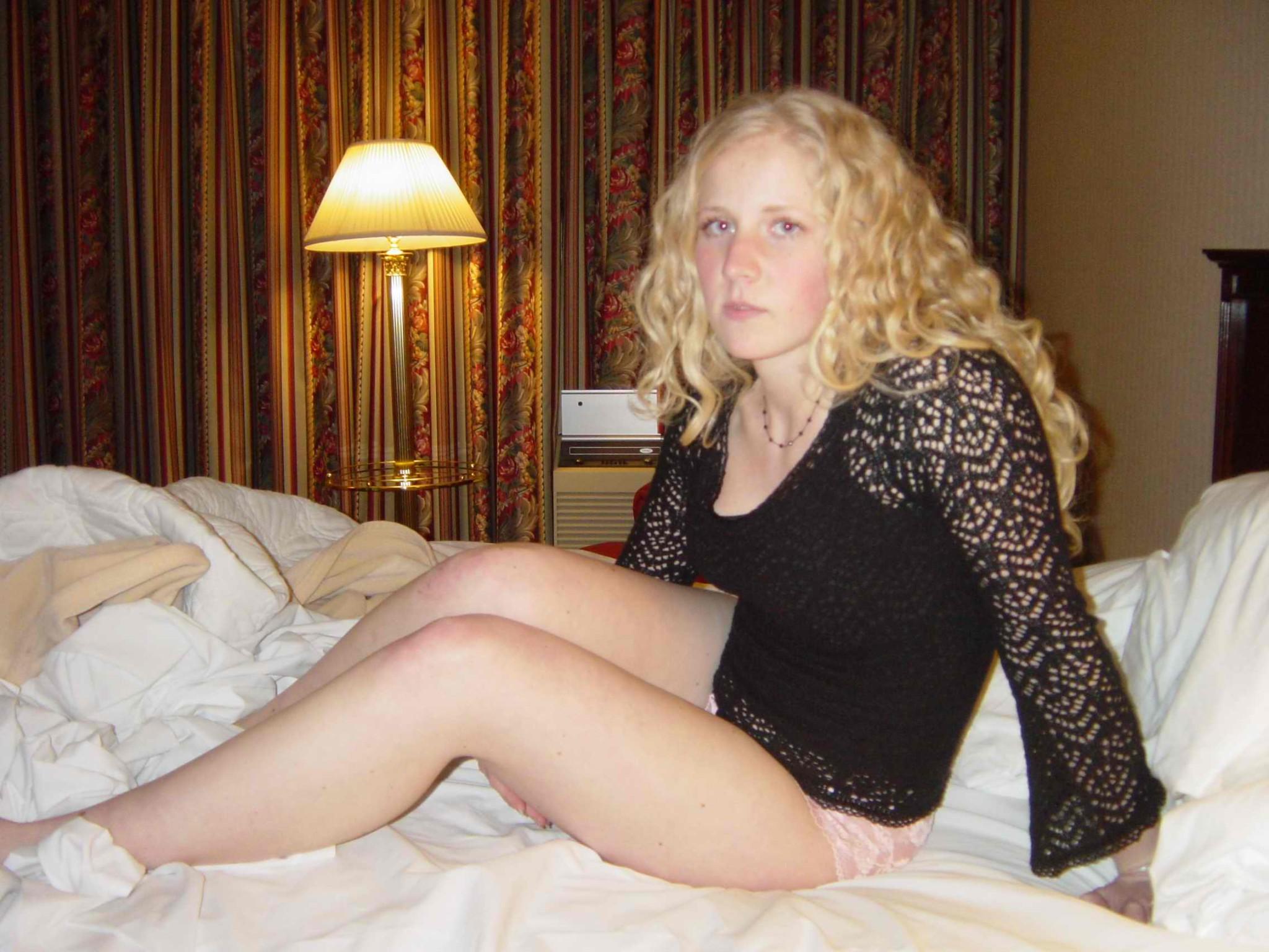 20P Blonde amateur girlfriend sucks cock at home