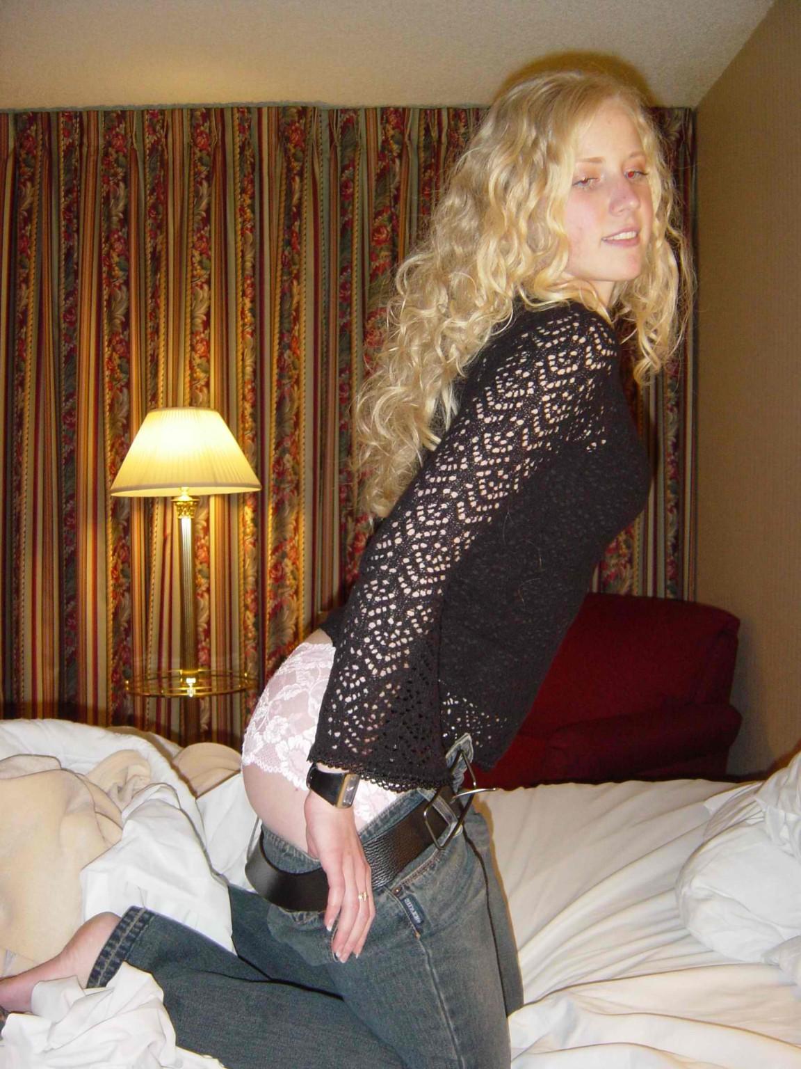 20P Blonde amateur girlfriend sucks cock at home