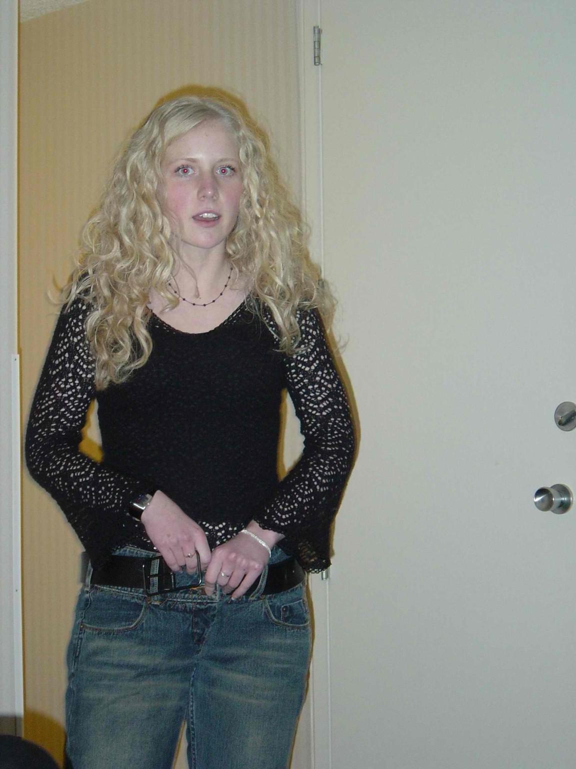 20P Blonde amateur girlfriend sucks cock at home