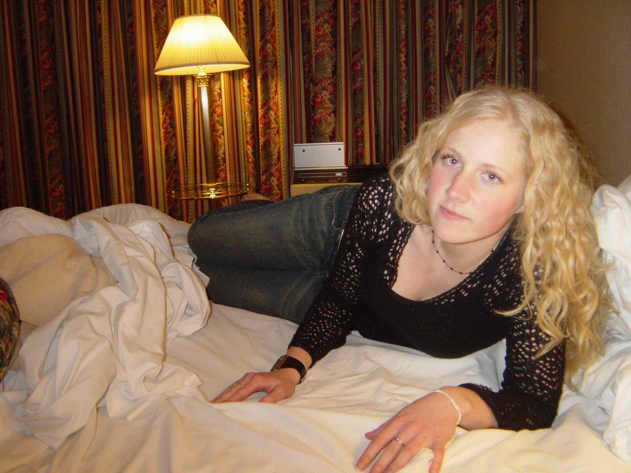 20P Blonde amateur girlfriend sucks cock at home