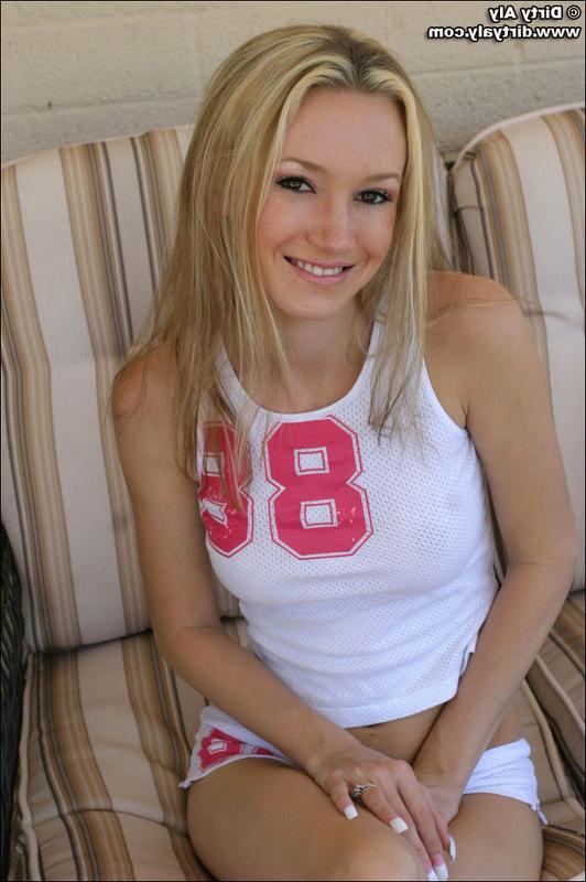 15P Dirty Aly gets flity on the couch