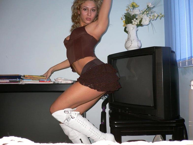 20P Amateur girlfriends posing nude at home