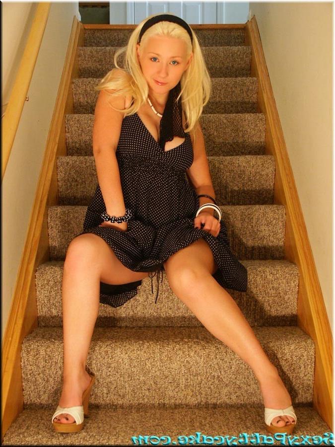20P Busty blonde teen girl