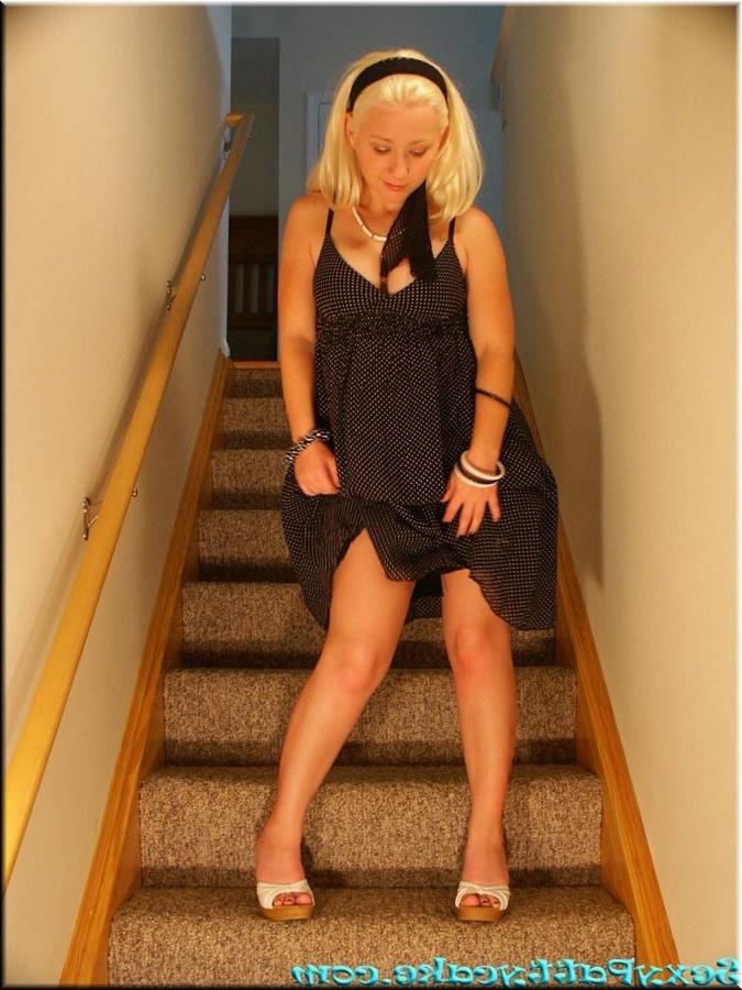 20P Busty blonde teen girl