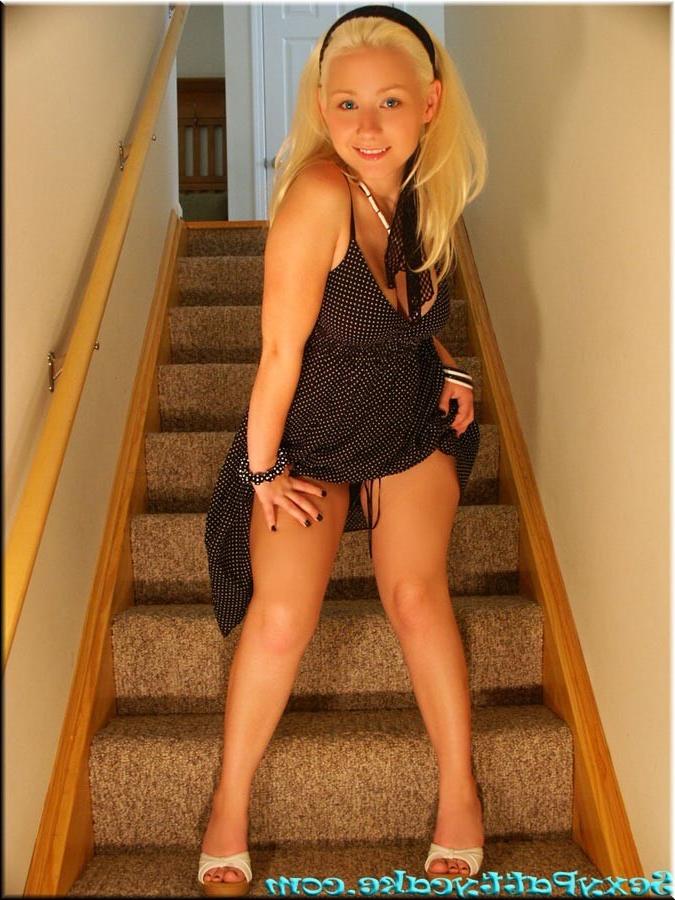 20P Busty blonde teen girl