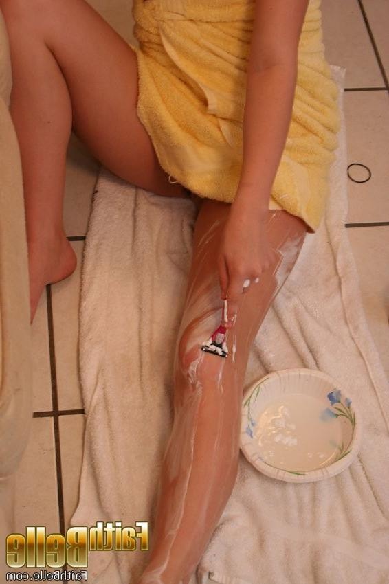 15P Shaving session with blonde Faith Bell