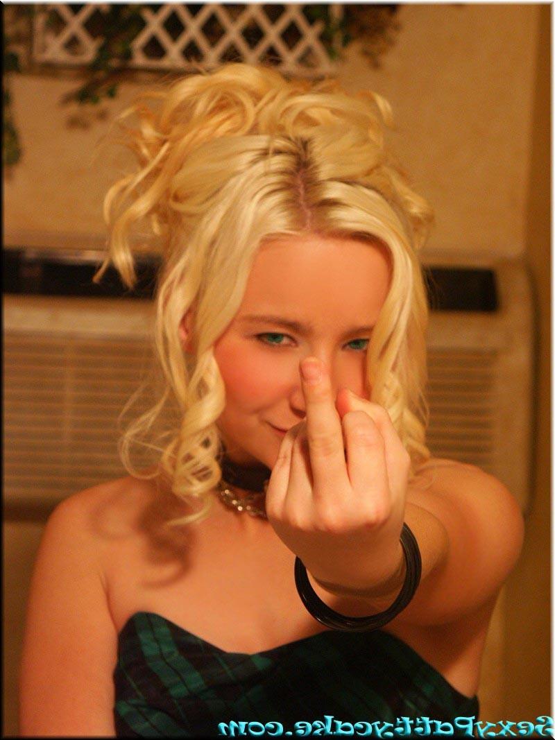 20P Busty blonde punk girl ready for prom