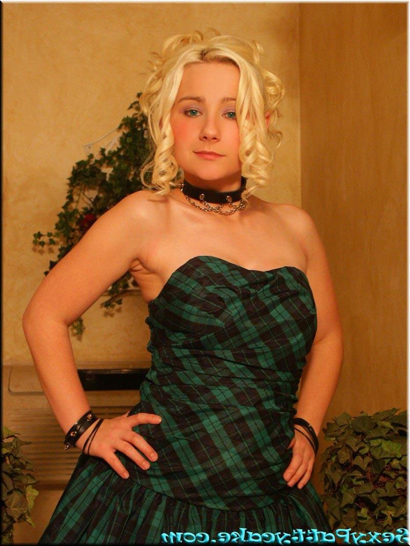 20P Busty blonde punk girl ready for prom