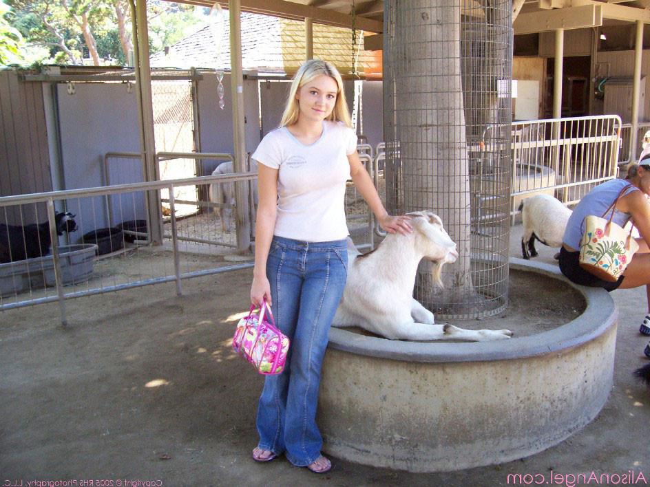 15P Alison doing some public nudity at park