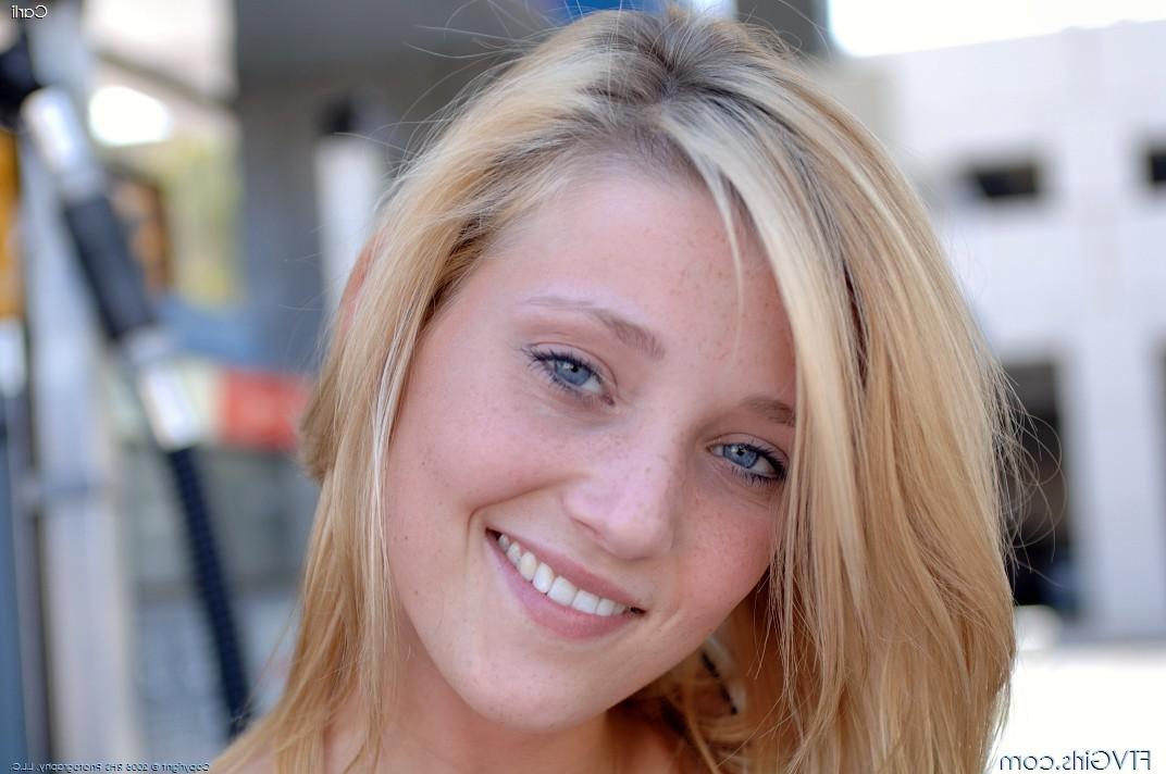 18P A Blonde bombshell gets naked in public