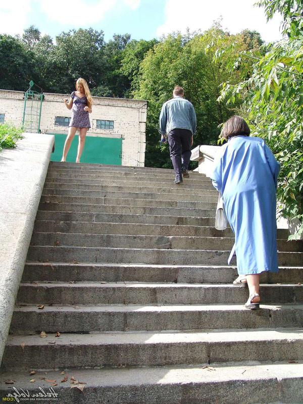 16P tall teen girl pee on the stairs
