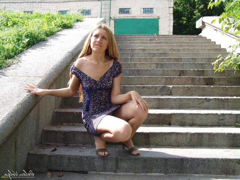16P tall teen girl pee on the stairs