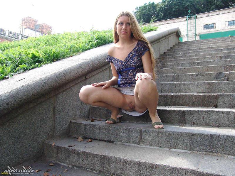 16P tall teen girl pee on the stairs