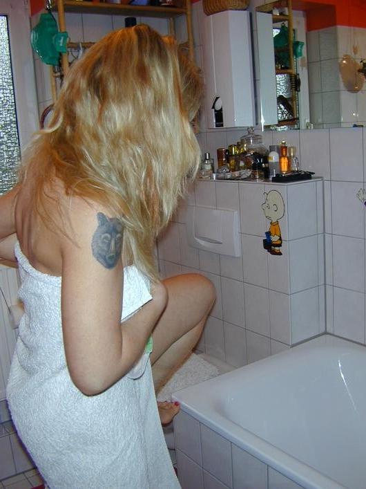 17P Blonde Mom Shaving Pussy in the Shower