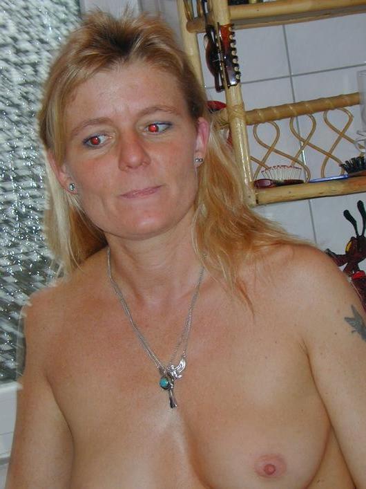 17P Blonde Mom Shaving Pussy in the Shower