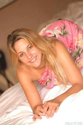 22P Blonde bedroom wet strip