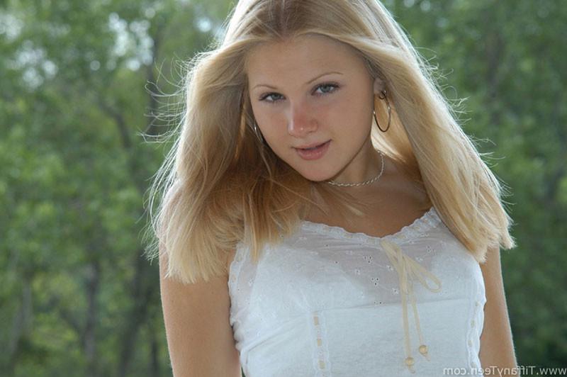 16P Frisky blonde in park