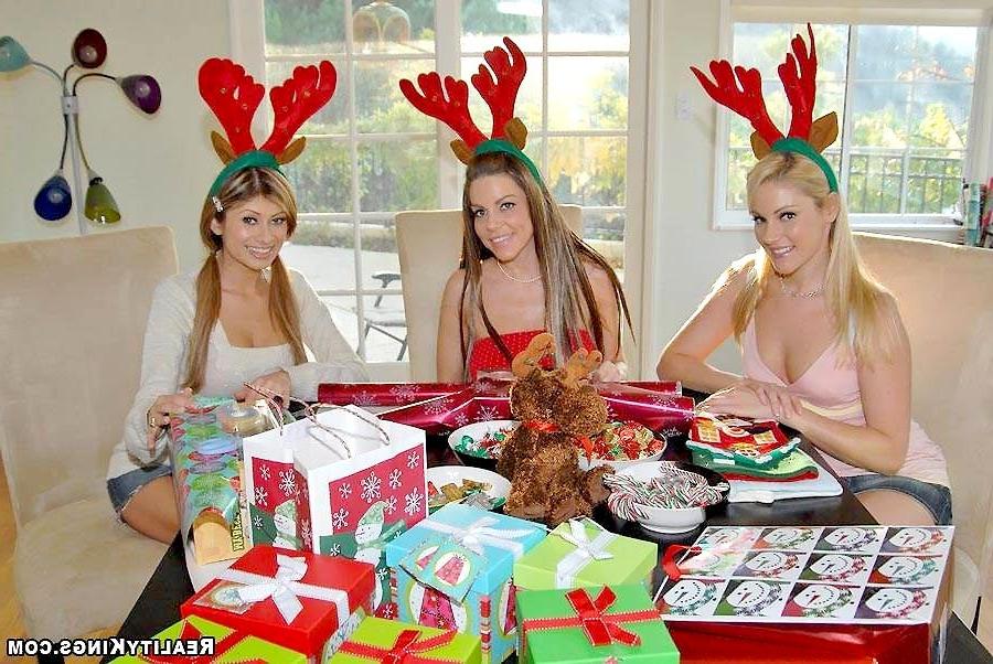 18P Hot milf victoria plays in these hot christmas holiday raindeer babes