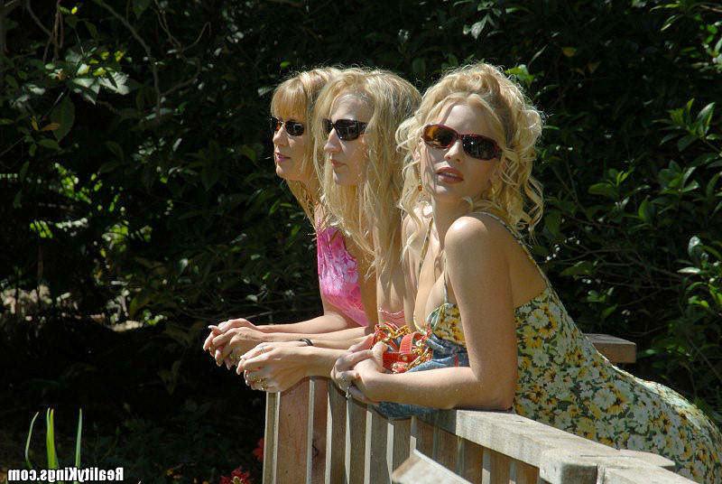 15P These 3 milf mammaz are chillin at the zoo and when they get home chillin in eac